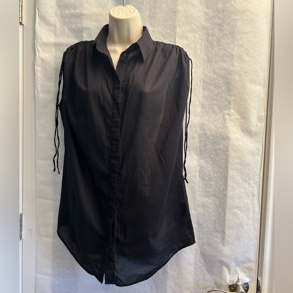 H&M Black Button Down Sleeveless Shirt light weight w/ruched detail Sz-M.  D19 - Picture 1 of 8